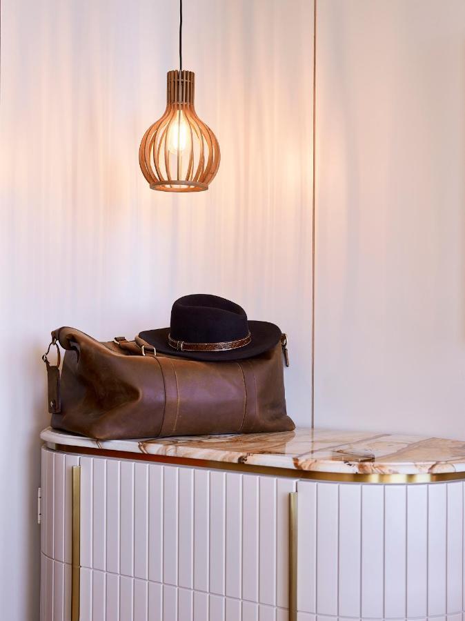 فندق Crystalbrook Kingsley نيو كاسل المظهر الخارجي الصورة A leather duffle bag